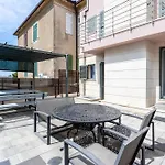 Beautiful Luxury House W Sea View & Outside Space *