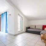 Beautiful Luxury House W Sea View & Outside Space *