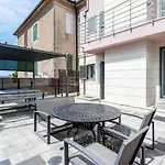 Beautiful Luxury House W Sea View & Outside Space Split