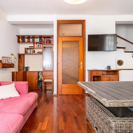 House Sleeps 8 With Balcony فيلة