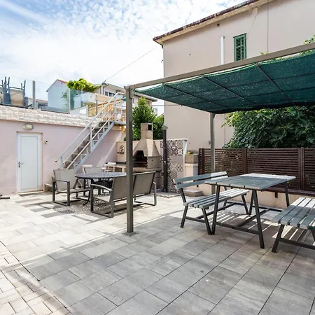 House Sleeps 8 With Balcony فيلة سبليت