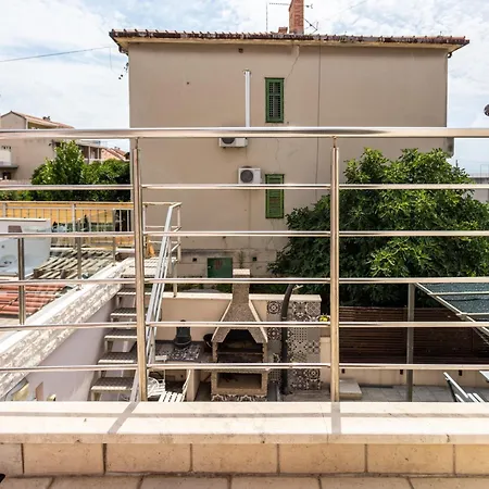 House Sleeps 8 With Balcony Villa Split