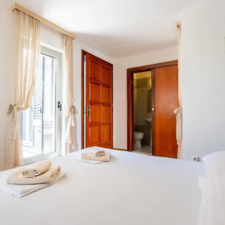 House Sleeps 8 With Balcony سبليت