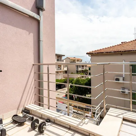 House Sleeps 8 With Balcony