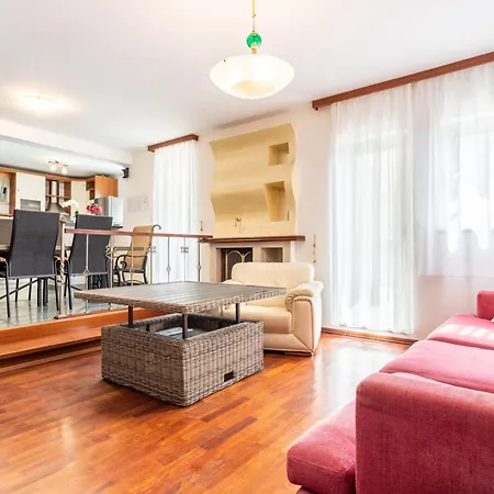 House Sleeps 8 With Balcony *