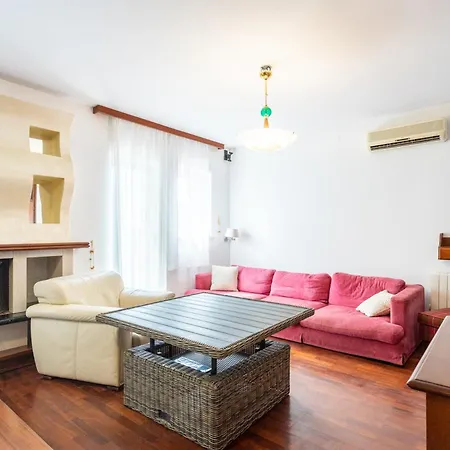 House Sleeps 8 With Balcony * سبليت