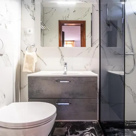 House Sleeps 8 With Balcony فيلة سبليت