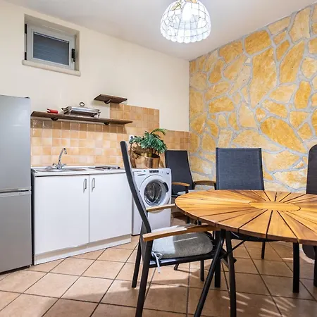 House Sleeps 8 With Balcony Split