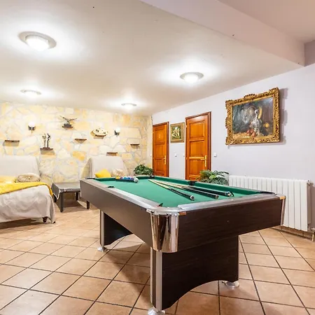 House Sleeps 8 With Balcony * Split