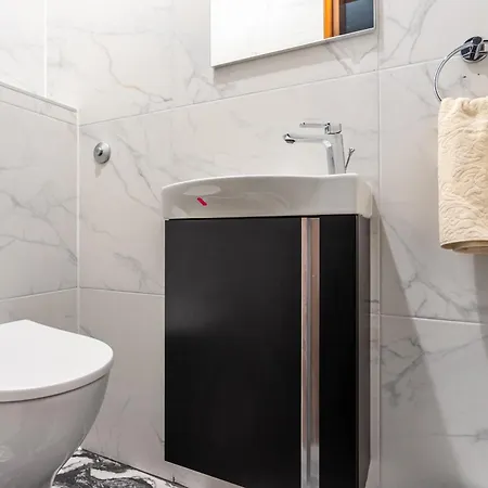 فيلة House Sleeps 8 With Balcony