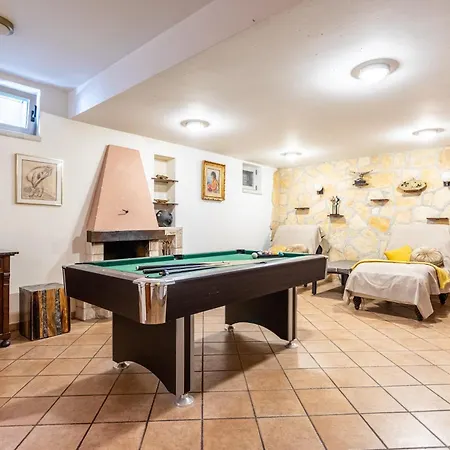 House Sleeps 8 With Balcony * سبليت