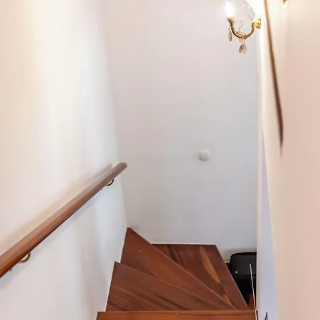 House Sleeps 8 With Balcony * سبليت