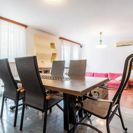 فيلة House Sleeps 8 With Balcony *