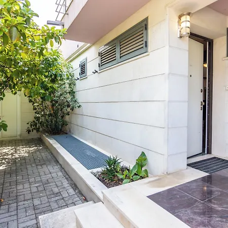 House Sleeps 8 With Balcony