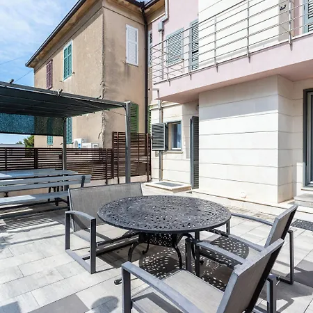 House Sleeps 8 With Balcony سبليت