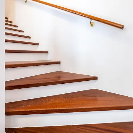 House Sleeps 8 With Balcony *