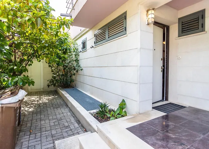 House Sleeps 8 With Balcony * Split