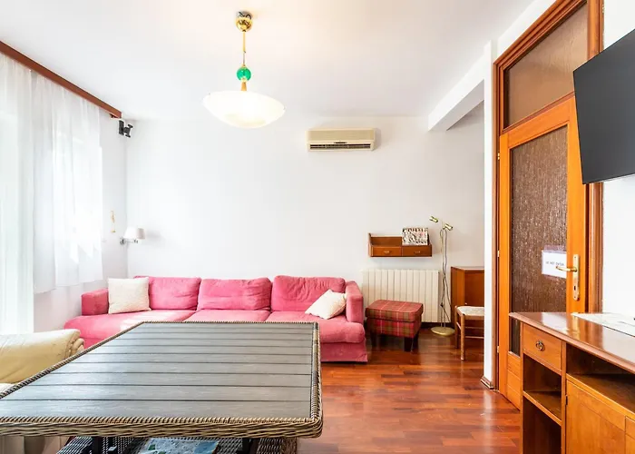 House Sleeps 8 With Balcony * Split