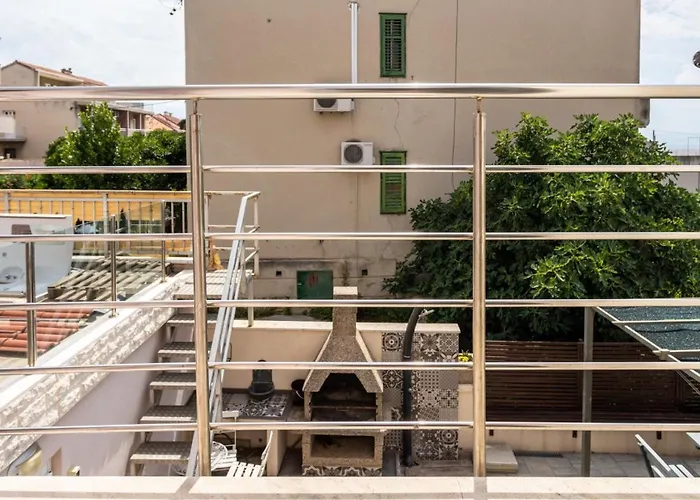 House Sleeps 8 With Balcony Villa Split