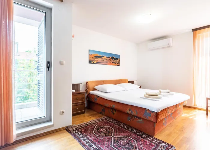 Villa House Sleeps 8 With Balcony Split