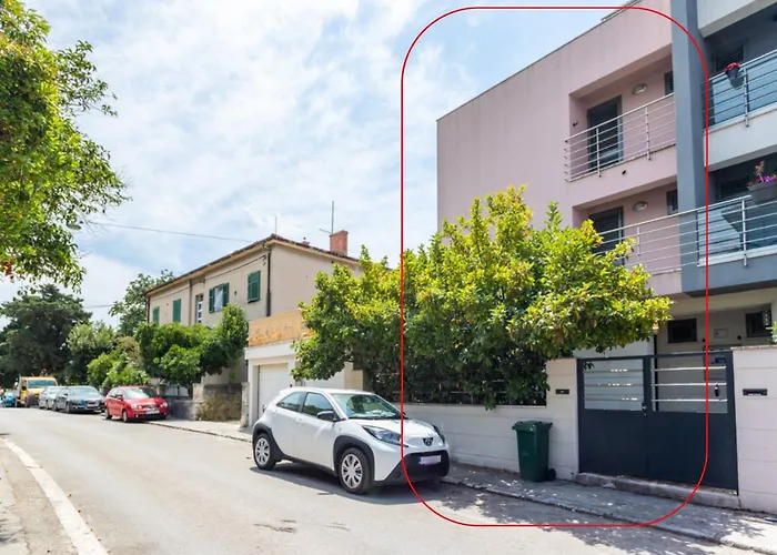 House Sleeps 8 With Balcony Split