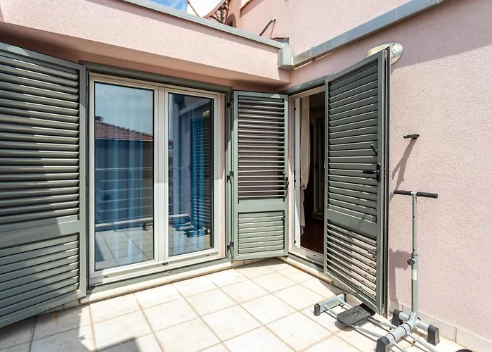 Villa House Sleeps 8 With Balcony