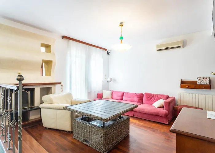 House Sleeps 8 With Balcony * Split