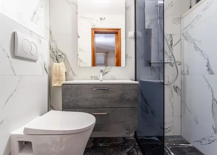 Villa House Sleeps 8 With Balcony *