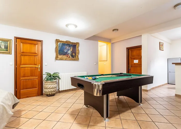 Villa House Sleeps 8 With Balcony *