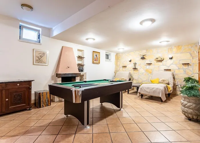 House Sleeps 8 With Balcony * Split