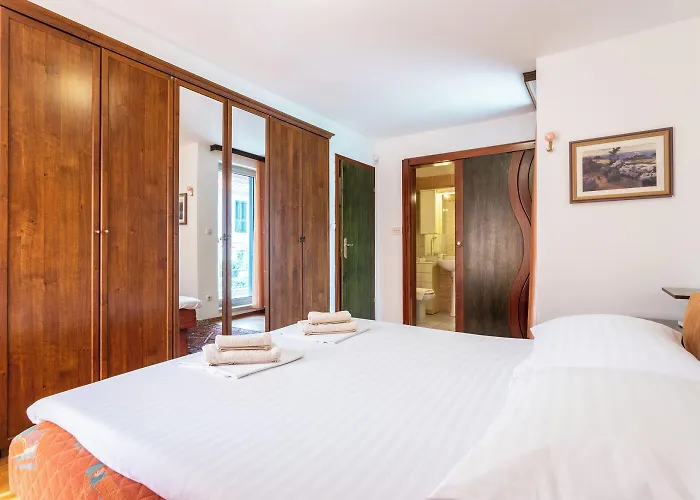 House Sleeps 8 With Balcony * Split