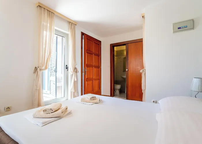 House Sleeps 8 With Balcony Split