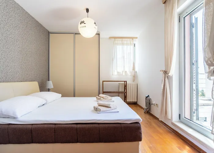 Villa House Sleeps 8 With Balcony Split