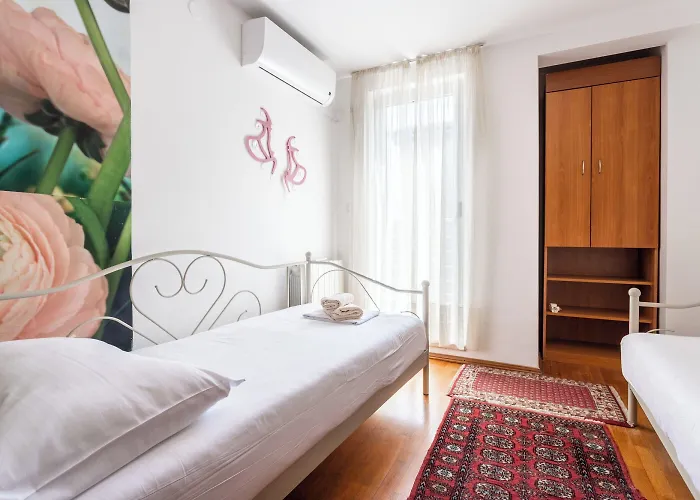 House Sleeps 8 With Balcony * Split