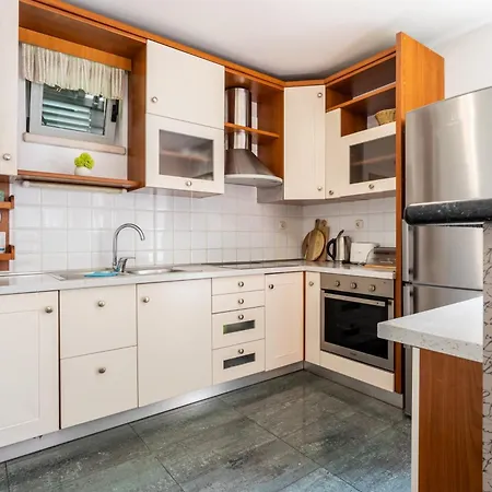 Vila House Sleeps 8 With Balcony *