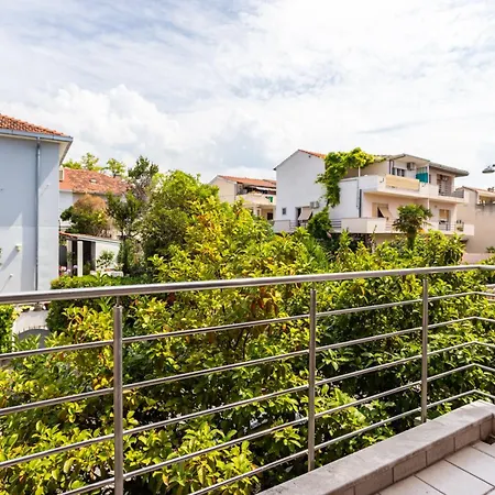 House Sleeps 8 With Balcony Vila