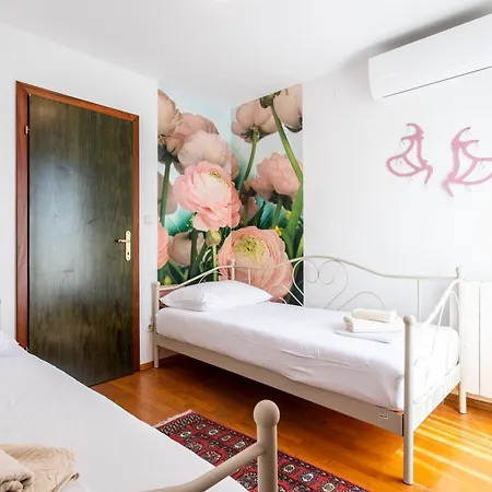 House Sleeps 8 With Balcony Vila Split