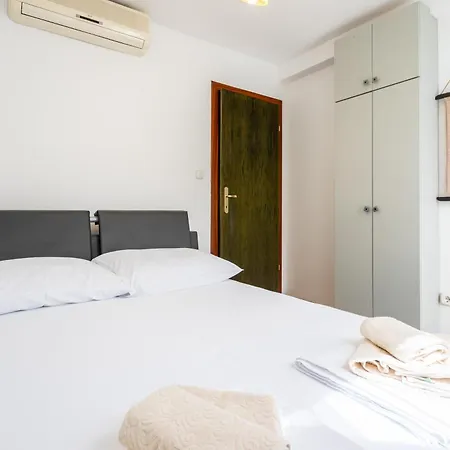 House Sleeps 8 With Balcony Vila