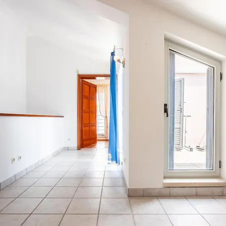 House Sleeps 8 With Balcony Vila *