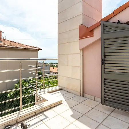 House Sleeps 8 With Balcony * Split