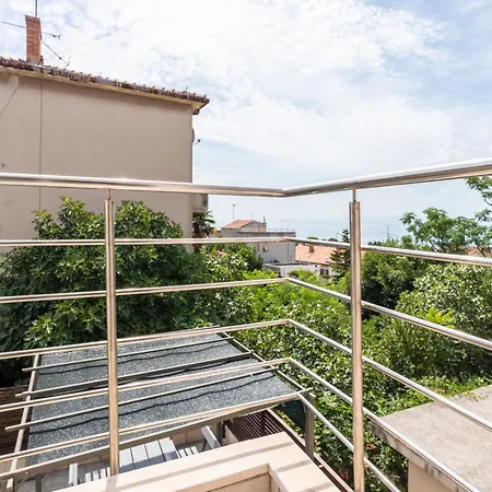 House Sleeps 8 With Balcony *