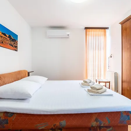 House Sleeps 8 With Balcony Vila