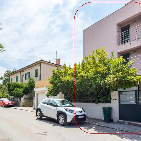 House Sleeps 8 With Balcony Split