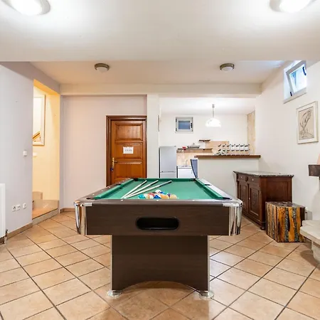 House Sleeps 8 With Balcony