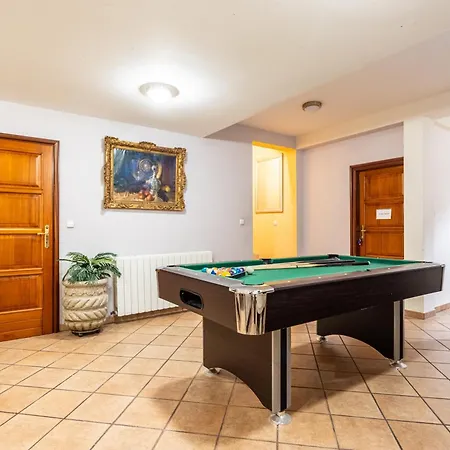 Vila House Sleeps 8 With Balcony *