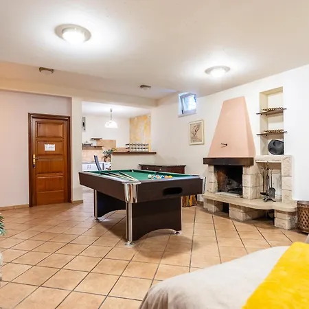 House Sleeps 8 With Balcony Vila Split