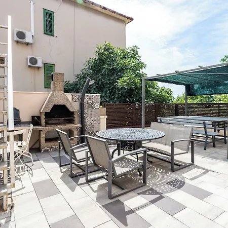 Vila House Sleeps 8 With Balcony *