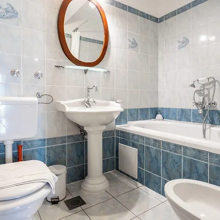 House Sleeps 8 With Balcony Vila