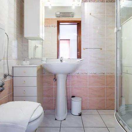 House Sleeps 8 With Balcony Vila *