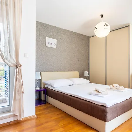 House Sleeps 8 With Balcony Split